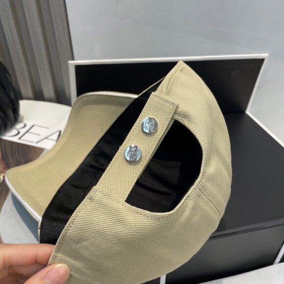 Chanel - Fashionable Hats - Picture 4 of 5